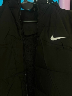 CAMPERA NIKE INFLABLE CON POLAR COLOR NEGRO CAPUCHA DESMONTABLE - tienda online
