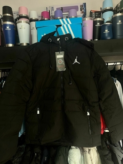 CAMPERA JORDAN POLAR INFLABLE COLOR NEGRO - comprar online