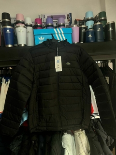CAMPERA LACOSTE PLUMA BASICA SIN PIEL COLOR NEGRO - comprar online