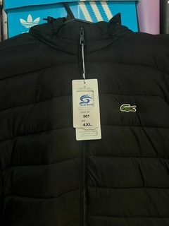 CAMPERA LACOSTE PLUMA BASICA SIN PIEL COLOR NEGRO en internet