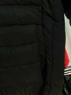 CAMPERA LACOSTE PLUMA BASICA SIN PIEL COLOR NEGRO - FAQ INDUMENTARIA