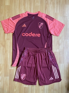 CONJUNTO CAMISETA ENTRENAMIENTO Y BERMUDA SHORT CON CIERRE BORDO RIVER PLATE 2025 - comprar online