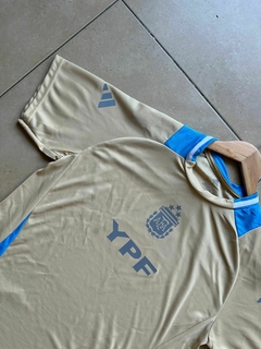 CAMISETA AFA SELECCIÓN ARGENTINA ENTRENAMIENTO PREMATCH DORADA - FAQ INDUMENTARIA