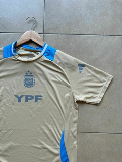 CAMISETA AFA SELECCIÓN ARGENTINA ENTRENAMIENTO PREMATCH DORADA en internet