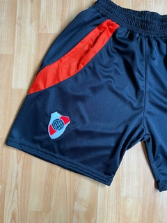 SHORT BERMUDA CON CIERRE RIVER PLATE 2025 - FAQ INDUMENTARIA