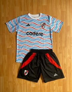 CONJUNTO CAMISETA RIVER PLATE PREMATCH Y BERMUDA CON CIERRE 2025