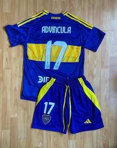 CONJUNTO CAMISETA Y BERMUDA CON CIERRE ADVINCULA BOCA JUNIORS TITULAR NUEVO 2025