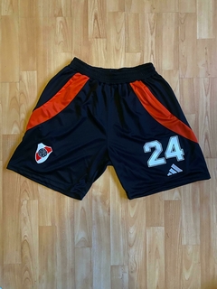 SHORT BERMUDA CON CIERRE ACUÑA RIVER PLATE CON NUMERO TITULAR 2025