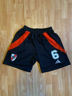 SHORT BERMUDA CON CIERRE PEZZELLA RIVER PLATE CON NUMERO TITULAR 2025