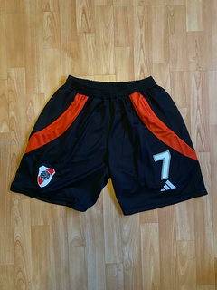 SHORT BERMUDA CON CIERRE BAREIRO RIVER PLATE CON NUMERO TITULAR 2025