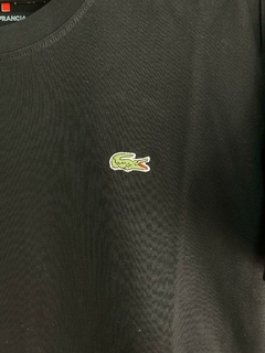 REMERA LACOSTE NEGRA URBANA ALGODON - comprar online
