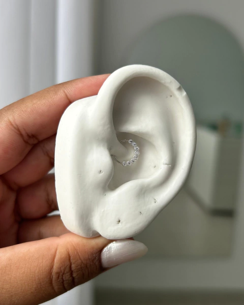 Piercing Daith Cravejado