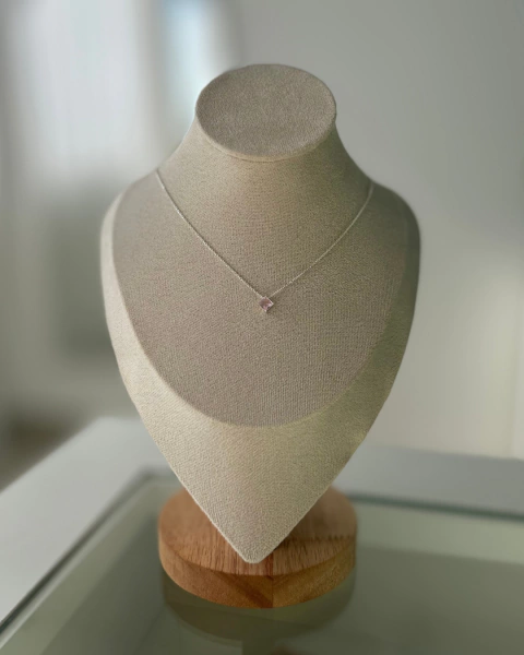 Colar ponto de luz losango rosa