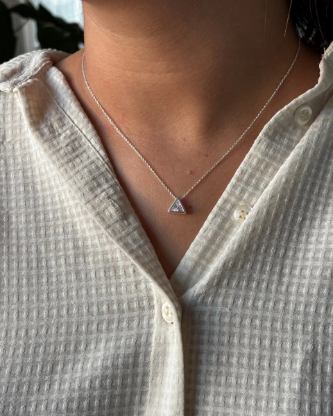 Colar ponto de luz triângulo