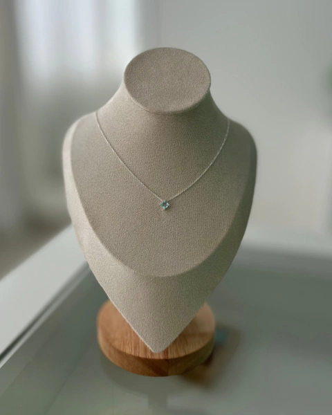 Colar ponto de luz losango azul claro