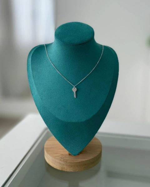 Colar chave cravejada