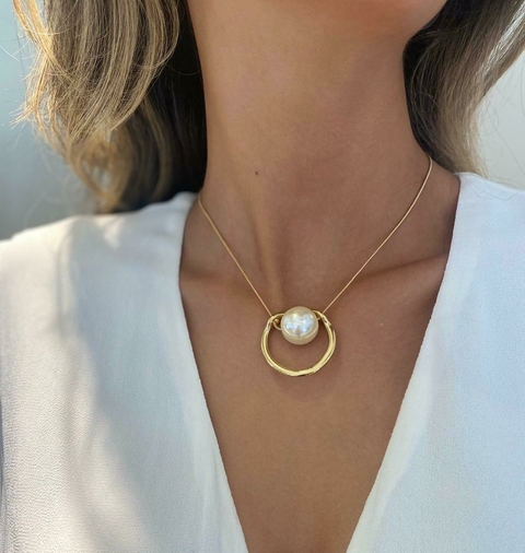 Colar curto pérola suspensa dourado - comprar online