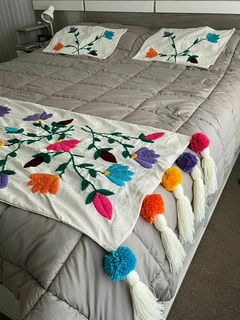 PIE DE CAMA BORDADO A MANO + 2 FUNDAS