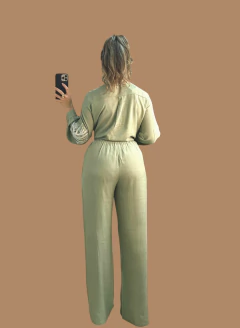 Conjunto de Calça e Camisa em Linho com Bordado – Elegância Natural e Conforto