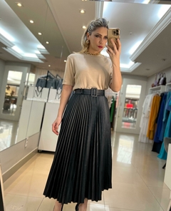 Saia Midi Plissada em Couro Ecológico: Elegância Sustentável para seu Guarda-Roupa - MARIAH  MODA