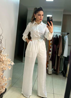 Conjunto de Calça e Camisa em Linho com Bordado – Elegância Natural e Conforto - comprar online