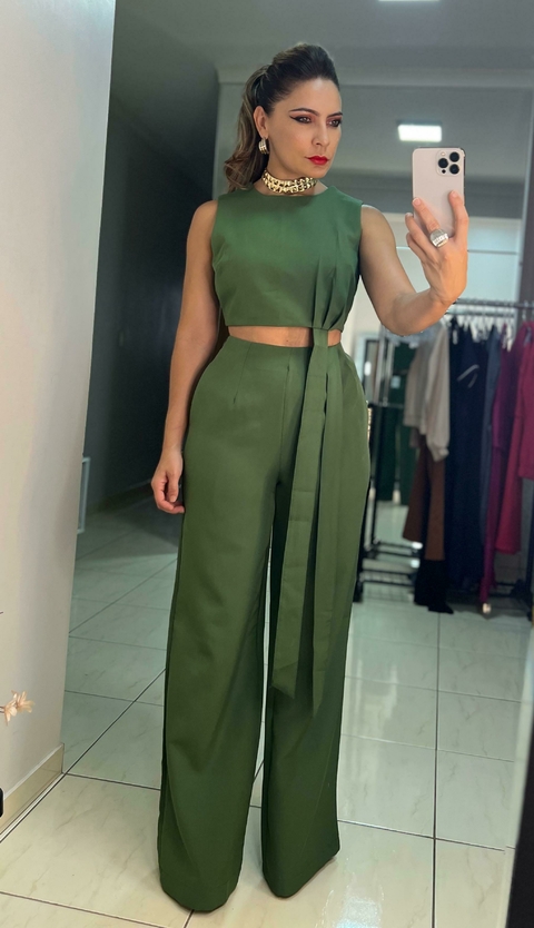 Conjunto de Calça e Cropped em Crepe Alfaiataria com detalhe