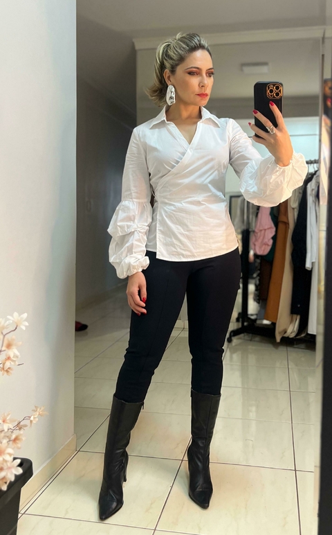 Calça Montaria com Detalhes em Botões Elegância, conforto e estilo em uma peça versátil.