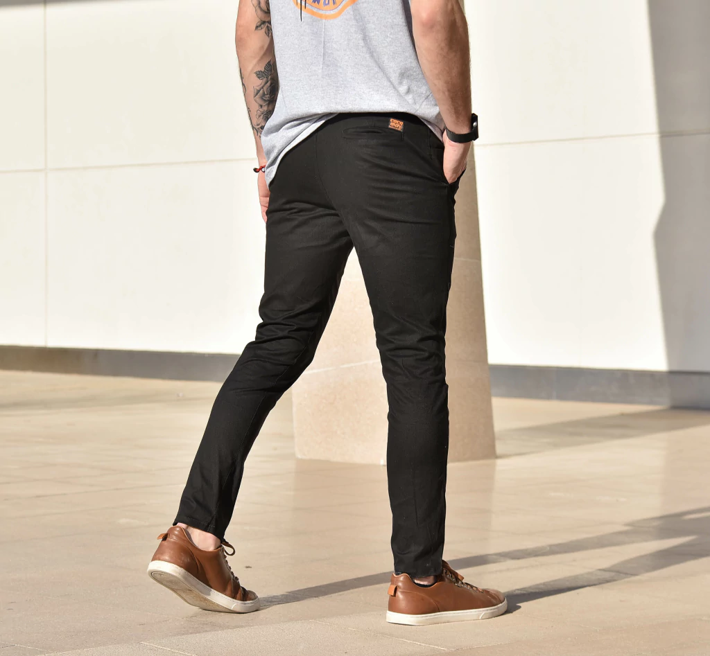 Pantalon chino estructura color black