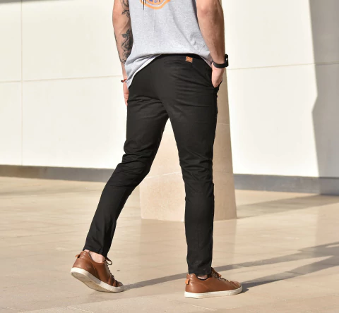 Pantalon chino estructura color black - comprar online