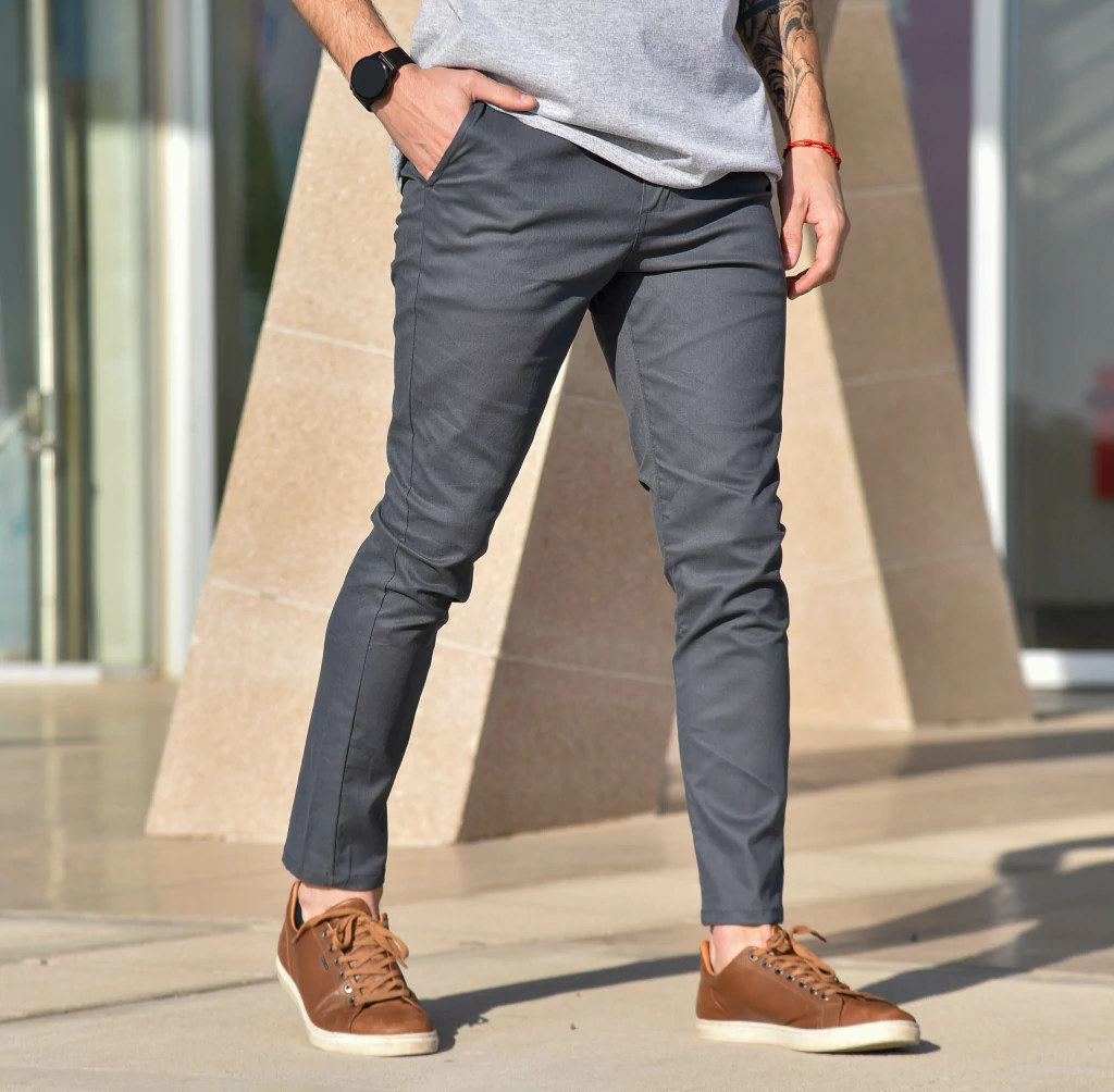 Pantalon chino estructura color Gris