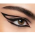 Olho com delineado gráfico preto intenso feito com caneta delineadora Skinny Pupa, destacando traços finos e precisos na pálpebra superior e inferior.
