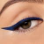 Olho com delineado azul intenso e preciso feito com caneta delineadora Skinny Pupa