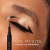 Close de olho feminino com delineado preto feito com caneta delineadora Line My Eyes, mostrando traço preciso e pontudo