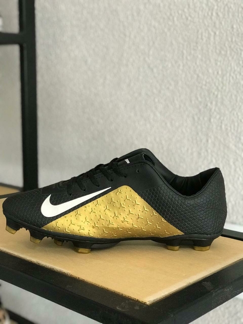 Chuteira pra campo Preto/Dourado