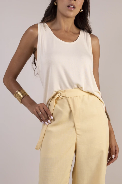 Regata Feminina Decote U em Malha Viscose Amarelo Manteiga