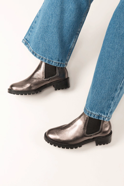 Bota Chelsea Cano Curto Tratorada Couro Metalizado Carbono