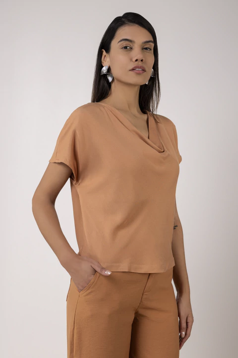 Blusa Feminina Decote Degade Manga Curta Caramelo
