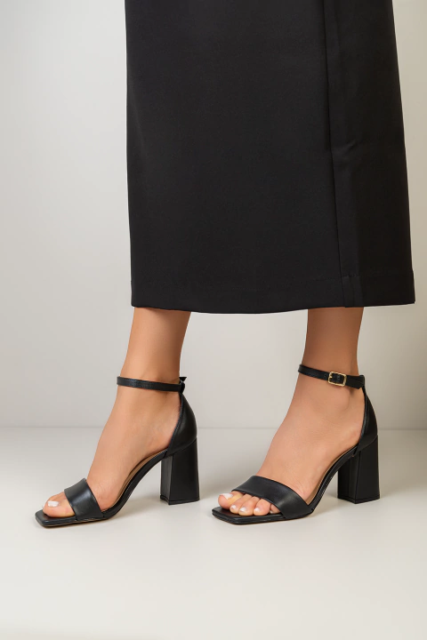 Sandália Preta Salto Alto Bloco em Couro