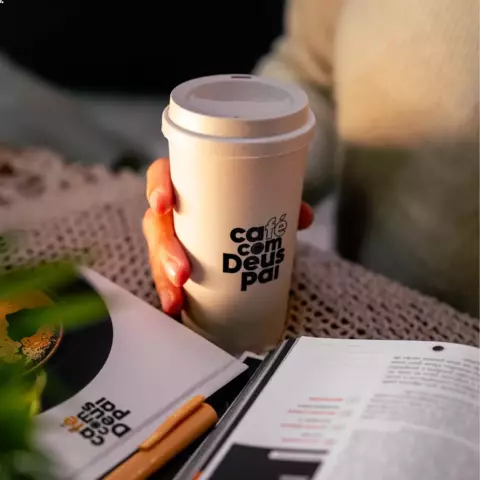 Café com Deus Pai (capa dura) 2024 + copo (400ml) na internet