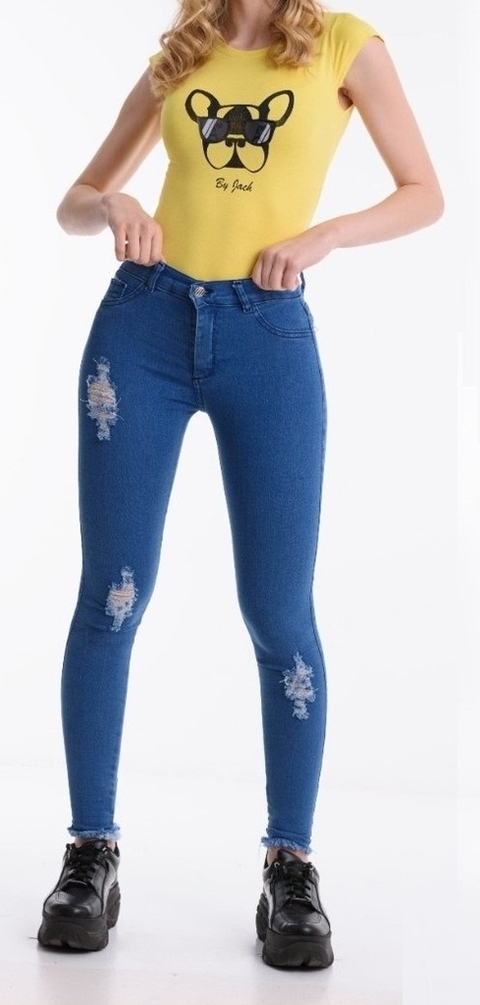 Jean elastizado tiro alto con desgaste y rotura delantera art 16