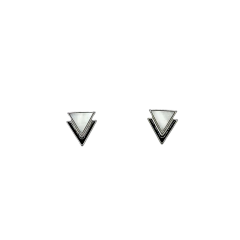Par de brincos pequenos com design triangular em prata com acabamento sofisticado