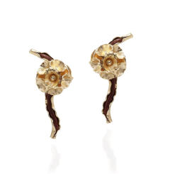 Brinco pequeno em formato de tulipa com banho de ouro amarelo 18k e detalhe esmaltado marrom