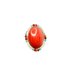 Anel Camila com pedra natural oval vermelha rodeada por cristais e pequenas pedras coloridas