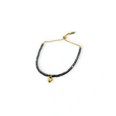 Pulseira com contas de hematita preta e fecho ajustável com pingente de coração em banho de ouro 18k