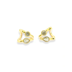 Brinco meia argola dourado com pedras de zircônia transparente em formato redondo e gota
