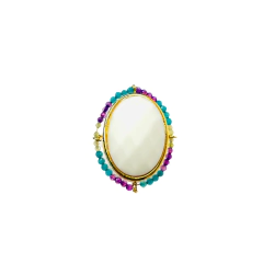 Anel Camila com pedra oval branca central cercada por cristais coloridos em tons de azul, roxo e amarelo, estrutura dourada