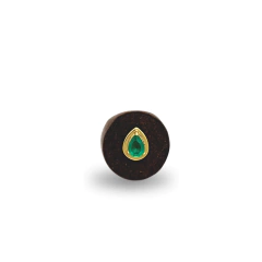 Anel Essência com base de madeira escura e pedra verde em formato de gota com contorno dourado