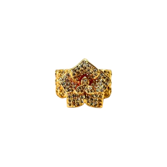 Anel feminino em banho de ouro 18k com design floral cravejado em pavé de zircônia branca