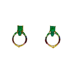 Brincos pequenos com banho em ouro amarelo 18K, com pedras verdes e mix de cristais coloridos em formato de argola