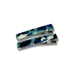 Acessório de cabelo duplo com resina marmorizada em tons de azul, preto e branco